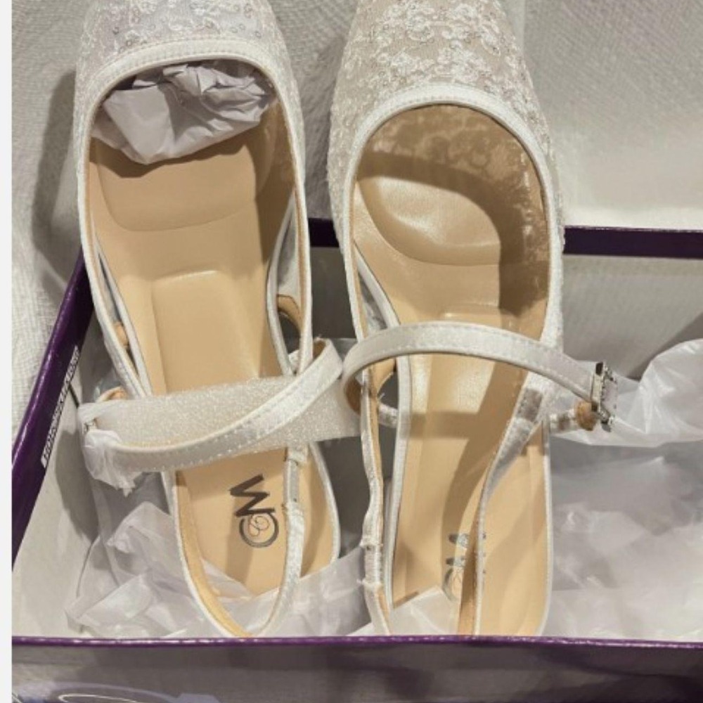Bridal Flats Ideal for a Bride on her special day! Sizes 7.5 Make her special!